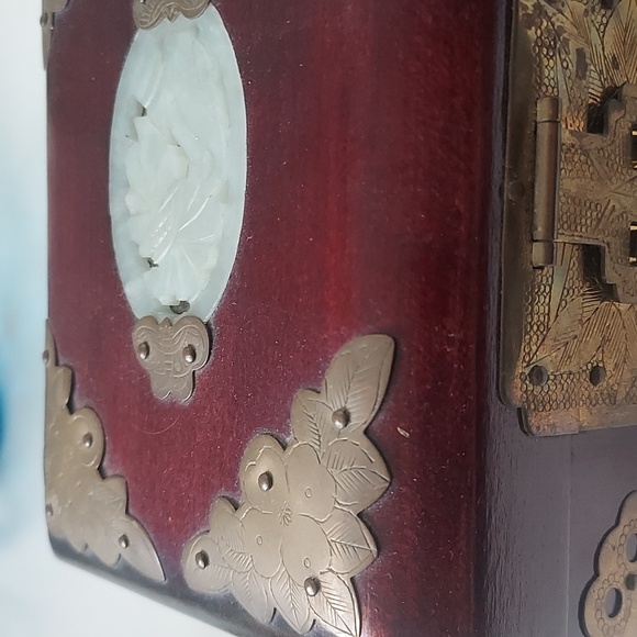 Vintage Rosewood wood carved jewelry box Brass detail & Satin lining - Picture 5 of 16